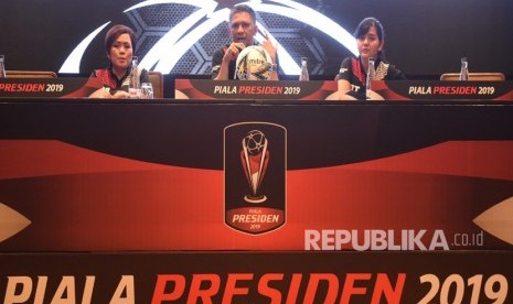 Ketua Panitia Penyelenggara Piala Presiden 2019 Iwan Budianto (tengah) memberikan keterangan didampingi Wakil Ketua Harsiwi Achmad (kiri) dan Sekjen PSSI Ratu Tisha Destria (kanan) saat konferensi pers dan drawing Piala Presiden 2019 di Jakarta, Selasa (19/2/2019).