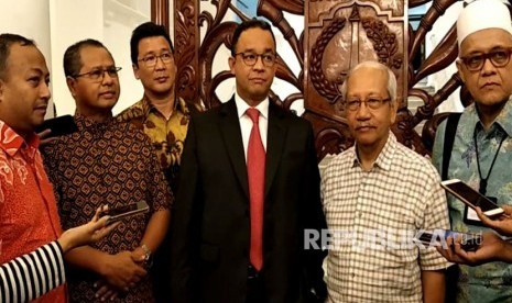 Ketua panitia peringatan 90 tahun berdirinya Kolese Kanisius, Romo Eduard Ratu Dopo (dua dari kiri) beserta beberapa alumni mendatangi Gubernur Anies Baswedan di Balai Kota, Kamis (16/11).