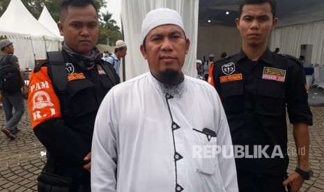  Ketua Panitia Reuni Akbar Mujahid 212, Ustaz Bernard Abdul  Jabbar saat diwawancara usai Reuni Akbar Mujahid 212 di Panggung Utama  Reuni Akbar, Monas, Jakarta, Ahad (2/12).