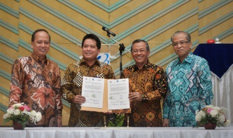 Ketua Panitia Seleksi Bersama Masuk Perguruan Tinggi Negeri (SBMPTN) 2017 Ravik Karsidi (kedua kanan) bersama Direktur Distribusi Bank Mandiri Hery Gunardi (kedua kiri) menunjukkan dokumen disaksikan Menristekdikti M. Nasir (kiri) serta Ketua Majelis Rekto