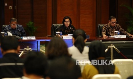  Ketua Panitia Seleksi Calon Anggota Dewan Komisioner Otoritas Jasa Keuangan (Pansel DK OJK) Sri Mulyani (tengah), Anggota Agus Martowardojo, Anggota Darmin Nasution (dari kiri) berjalan saat akan memberikan keterangan media seleksi Tahap I di Jakarta, Rab