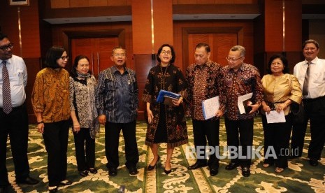 Ketua Panitia Seleksi Calon Anggota Dewan Komisioner Otoritas Jasa Keuangan (Pansel DK OJK) Sri Mulyani (tengah) berbincang bersama para anggota saat akan memberikan keterangan media seleksi Tahap I di Jakarta, Rabu (8\2).