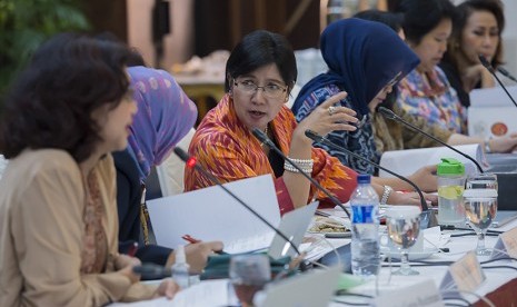  Ketua Panitia Seleksi Calon Pimpinan Komisi Pemberantasan Korupsi (Pansel KPK) Destry Damayanti (ketiga kiri) di Gedung Sekretariat Negara, Jakarta, Senin (24/8).