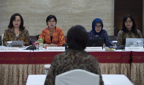 Ketua Pansel KPK Destry Damayanti (kedua kiri) bersama anggota Pansel KPK, Betti S. Alisjahbana (kiri), Enny Nurbaningsih (kedua kanan) dan Supra Wimbarti (kanan) mewawancarai calon pimpinan KPK di Gedung Sekretariat Negara, Jakarta, Senin (24/8).