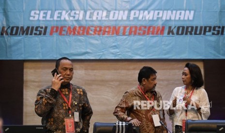 Ketua Panitia Seleksi Calon Pimpinan Komisi Pemberantasan Korupsi (Pansel KPK) Yenti Ganarsih (kanan) bersama anggota Pansel KPK Hendardi (tengah) dan Indriyanto Seno Adji (kiri) bersiap menyampaikan keterangan pers di Jakarta, Kamis (29/8/2019).