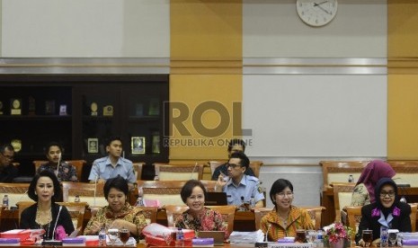 Ketua Panitia Seleksi (pansel) Calon Pimpinan KPK Destry Damayanti (kedua kanan) bersama Anggota Pansel KPK menghadiri rapat bersama Komisi III DPR di Kompleks Parlemen, Jakarta, Senin (23/11).