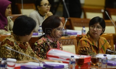 Ketua Panitia Seleksi (pansel) Calon Pimpinan KPK Destry Damayanti (kanan) berbincang bersama anggota pansel saat menggelar rapat bersama Komisi III DPR di Kompleks Parlemen, Jakarta, Senin (23/11).