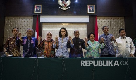 Ketua Panitia Seleksi (pansel) calon pimpinan KPK Yenti Garnasih (keempat kiri) didampingi anggota pansel (dari kiri) Al Araf, Marcus Priyo Gunarto, Diani Sadia Wati, Indriyanto Seno Adji, Harkristuti Harkrisnowo, Hamdi Moeloek dan Hendardi berjabat tangan bersama seusai menyampaikan keterangan pers tentang hasil tes psikologi capim KPK di Gedung Kementerian Sekretariat Negara, Jakarta, Senin (5/8/2019). 