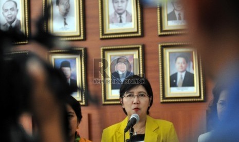  Ketua Panitia Seleksi pimpinan Komisi Pemberantasan Korupsi (KPK), Destry Damayanti (tengah) didampingi enam anggota Tim Panitia Seleksi (Pansel) calon pimpinan KPK lainnya saat memberikan keterangan pers di Sekretariat Negara Jakarta, Selasa (23/6). 