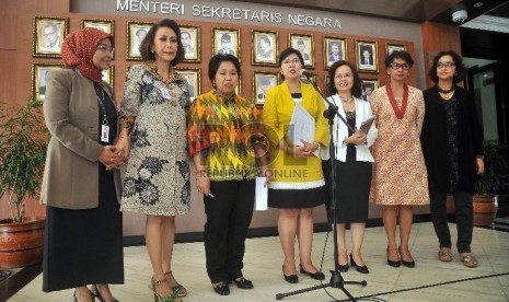 Ketua Panitia Seleksi pimpinan Komisi Pemberantasan Korupsi (KPK), Destry Damayanti didampingi Tujuh anggota Tim Panitia Seleksi (Pansel) calon pimpinan KPK lainnya saat memberikan keterangan pers di Sekretariat Negara Jakarta, Selasa (23/6).