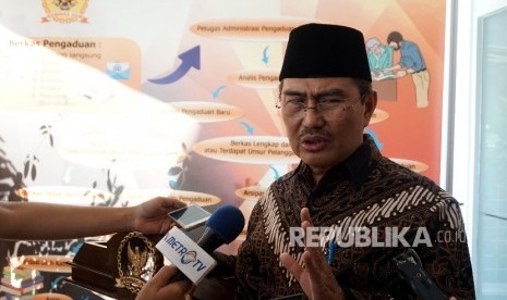 Ketua Pansel Calon Anggota Komnas HAM Periode 2017-2022 Jimly Asshiddiqie menjawab pertanyaan wartawan usai memberikan keterangan pers di Gedung Komnas HAM di Jakarta, Selasa (4/7). 