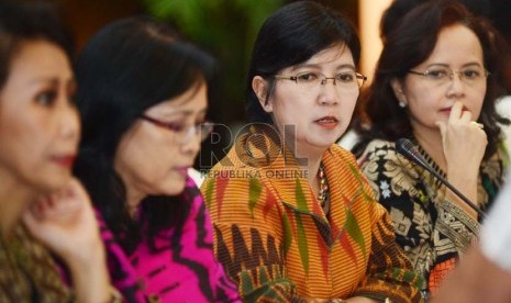 Ketua Pansel Capim KPK, Destry Damayanti Panitia (dua kanan), memberikan keterangan pers sekaligus mengumumkan daftar calon pimpinan KPK periode 2015-2019 yang dinyatakan lolos seleksi Administrasi di Gedung Utama Sekretariat Negara, Jakarta, Sabtu (4/7). 