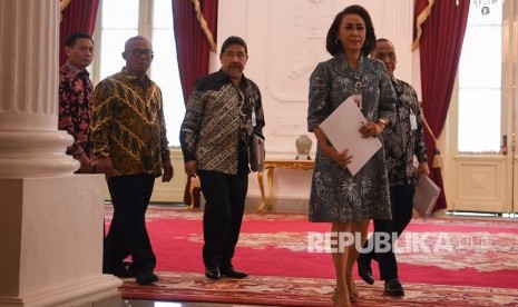 Ketua Pansel Capim KPK Yeti Garnasih (kanan) bersiap menyerahkan nama capim KPK kepada Presiden Joko Widodo di Istana Merdeka Jakarta, Senin (2/9/2019). 