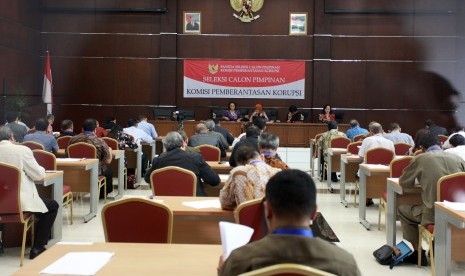 Ketua Pansel KPK Destri Damayanti (kedua kiri) bersama anggota Pansel KPK memimpin ujian Seleksi calon pimpinan KPK 2015-2019 di Pusdiklat Setneg, Jakarta, Rabu (8/7). 