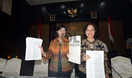 Ketua Pansel KPK Destry Damayanti bersama Juru Bicara Pansel Betti Alisjahbana menujukkan daftar daftar calon pimpinan KPK periode 2015-2019 yang dinyatakan lolos seleksi Administrasi di Gedung Utama Sekretariat Negara, Jakarta, Sabtu (4/7). 