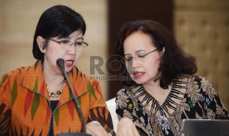 Ketua Pansel KPK Destry Damayanti (kiri) bersama Juru Bicara Pansel Betti Alisjahbana (kanan).