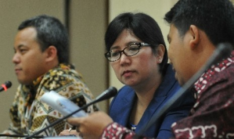 Ketua Pansel KPK Destry Damayanti (tengah).