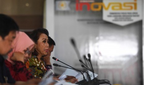 Ketua Pansel KPK Yenti Ganarsih (kanan) memberikan keterangan terkait hasil profile assessment calon pimpinan KPK periode 2019-2023 dalam konferensi pers di Jakarta, Jumat (23/8/2019).