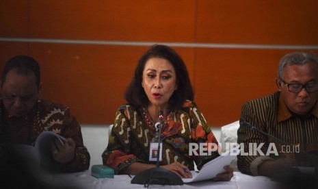 Ketua Pansel KPK Yenti Ganarsih (tengah) memberikan keterangan terkait hasil profile assessment calon pimpinan KPK periode 2019-2023 dalam konferensi pers di Jakarta, Jumat (23/8/2019).