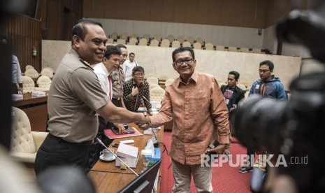 Ketua Pansus Angket KPK Agun Gunanjar (kanan) berjabat tangan dengan Wakapolri Komjen Pol Syafruddin (kiri) seusai rapat dengar pendapat umum (RDPU) dengan Pansus Hak Angket KPK di kompleks Parlemen Senayan, Jakarta, Rabu (19/7). 