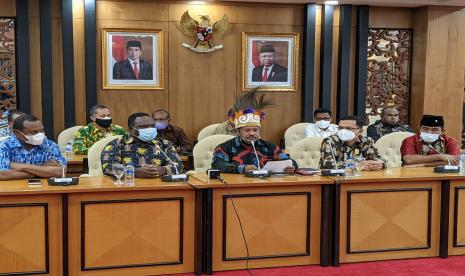 Ketua Pansus DPR Papua Barat Yan Anton Yoteni (tengah) di Gedung Nusantara II, Kompleks Parlemen, Jakarta, Rabu (23/6).