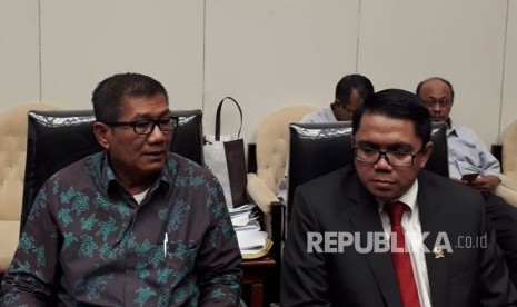 Ketua Pansus Hak Angket KPK, Agun Gunandjar (Kiri) bersama Anggota Pansus Hak Angket KPK Fraksi PDIP, Arteria Dahlan di Ruang Rapat KK 1 Komplek Parlemen Senayan, Kamis (26/10).