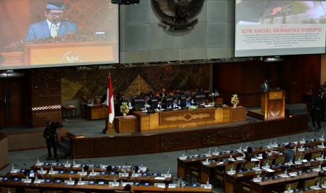 Ketua Pansus Hak Angket KPK Agun Gunandjar Sudarsa (kanan) menyampaikan laporan pada Rapat Paripurna DPR di Kompleks Parlemen, Senayan, Jakarta, Selasa (26/9). 