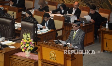 Ketua Pansus Hak Angket KPK Agun Gunandjar Sudarsa menyampaikan laporan pada Rapat Paripurna DPR di Kompleks Parlemen, Senayan, Jakarta, Selasa(26/9). 