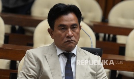 Ketua Pansus Hak Angket KPK Agun Gunandjar Sudarsa (tengah), bersama anggota mendengarkan pendapat dua Pakar Hukum Tata Negara Yusril Ihza Mahendra dan Zain Badjeber saat Rapat Dengar Pendapat Umum (RDPU) di Kompleks Parlemen, Senayan, Jakarta, Senin (10/7)