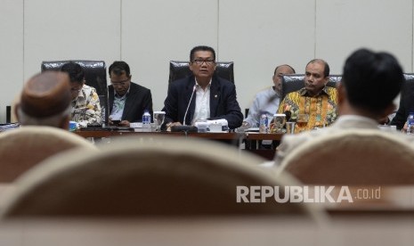 Ketua Pansus Hak Angket KPK Agun Gunandjar Sudarsa (tengah), bersama anggota mendengarkan pendapat dua Pakar Hukum Tata Negara Yusril Ihza Mahendra dan Zain Badjeber saat Rapat Dengar Pendapat Umum (RDPU) di Kompleks Parlemen, Senayan, Jakarta, Senin (10/7)