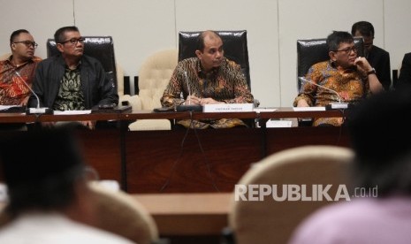 Ketua Pansus Hak Angket KPK Agun Gunandjar, Wakil Ketua Pansus Angket KPK, Dossy Iskandar,dan Taufiqulhadi (dari kiri) saat memimpin rapat panitia khusus angket KPK di Kompleks Parlemen,Jakarta, Senin (19/6). 