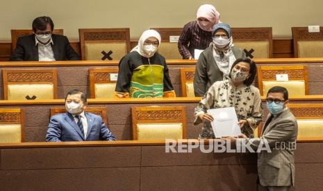 Ketua Pansus IKN Ahmad Doli Kurnia (kanan) memberikan dokumen hasil sidang Pansus Rancangan Undang-Undang Ibu Kota Negara (RUU IKN) kepada Menteri Keungan Sri Mulyani (kedua kanan) yang juga dihadiri Menteri Perencanaan Pembangunan Nasional (PPN)/Kepala Badan Perencanaan Pembangunan Nasional (Bappenas) Suharso Monoarfa (kiri) pada Rapat Paripurna ke-13 DPR RI Masa Persidangan III Tahun Sidang 2021-2022 yang beragendakan Pembicaraan Tingkat II/Pengambilan Keputusan atas RUU tentang Ibu Kota Negara di Kompleks Parlemen, Jakarta, Selasa (18/1/2022).