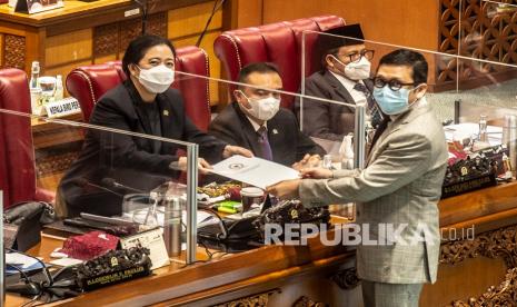 Ketua Pansus IKN Ahmad Doli Kurnia membacakan laporan hasil sidang Pansus Rancangan Undang-Undang Ibu Kota Negara (RUU IKN) pada Rapat Paripurna ke-13 DPR RI Masa Persidangan III Tahun Sidang 2021-2022 yang beragendakan Pembicaraan Tingkat II/Pengambilan Keputusan atas RUU tentang Ibu Kota Negara di Kompleks Parlemen, Jakarta, Selasa (18/1/2022). Dalam rapat tersebut DPR mengesahkan RUU Ibu Kota Negara (IKN) menjadi Undang-Undang. 