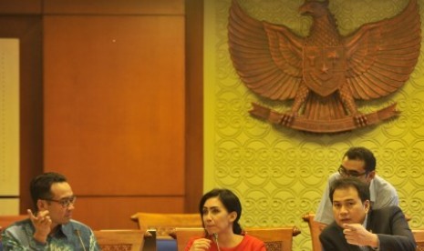 Ketua Pansus Pelindo II Rieke Diah Pitaloka (tengah) bersama Wakil Ketua Pansus Aziz Syamsyuddin (kanan) dan Teguh Juwarno (kiri) memimpin rapat dengar pendapat dengan mantan direksi Pelindo II di Komplek Parlemen Senayan, Jakarta, Senin (26/10)