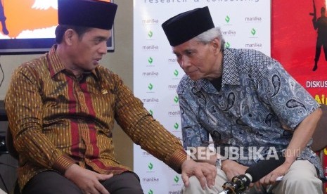 Ketua Pansus RUU Antiterorisme Muhammad Syafi’i (kiri) dan Peneliti Utama LIPI Mochtar Pabotinggi, menjadi pembicara dalam diskusi bertajuk Pancasila, Terorisme dan Proxy War di Jakarta. 