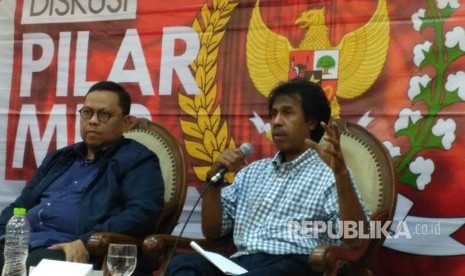 Ketua Pansus RUU Pemilu, Lukman Edy (Kana) dan Pakar Hukum Tata Negara, Margarito Kamis (kiri), saat menjadi pembicara pada dikusi dengan tema 'Menuju Pemilu Serentak 2019' di Media Center Kompleks Parlemen, Jakarta, Rabu (5/4).