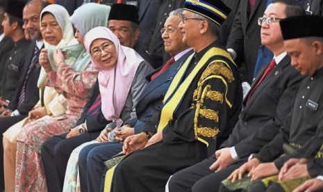 Ketua Parlemen Malaysia yang baru, Datuk Mohamad Ariff Md Yusof (ketiga dari kanan) bersama Perdana Menteri Mahathir Mohamad (keempat dari kanan) dan Wakil Perdana Menteri Wan Azizah Wan Ismail (kelima dari kanan) saat acara pelantikan di Gedung Parlemen, Senin (16/7).