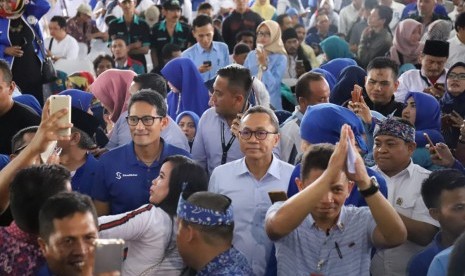 Ketua Partai Amanat Nasional Zulkifli Hasan bersama calon Wakil Presiden Sandiaga Uno