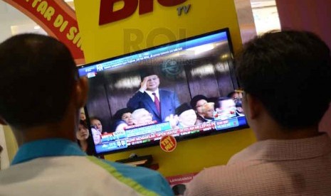 As seen on TV, Prabowo Subianto salutes after President Joko Widodo greets him in his first stat of nation address after the inauguration in Jakarta on Monday, Ct 20, 2014.