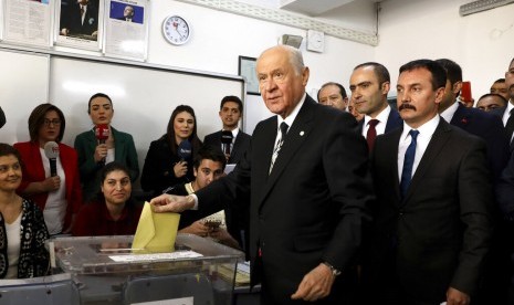 Ketua Partai Nationalist Movement Party Devlet Bahceli memberikan suaranya dalam pemilihan lokal di Ankara, Turki, Ahad (31/3).