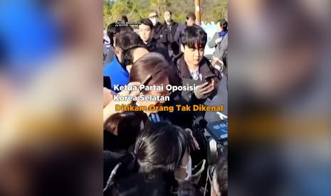  Ketua partai oposisi Korea Selatan, Lee Jae-myung, ditikam pria tak dikenal saat sedang berkeliling di lokasi bakal bandara di Busan, pada Selasa (2/1) pagi.