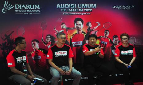 Ketua PB Djarum, Yoppy Rosimin (kedua kanan) menjawab pertanyaan saat konferensi pers Audisi Umum Beasiswa Bulu Tangkis 2022 di Kudus, Jawa Tengah, Selasa (18/10/2022). Ajang pencarian atlet bulu tangkis putra dan putri di bawah usia 11 dan 13 tahun yang sempat terhenti dua tahun akibat pandemi COVID-19 tersebut kembali digelar 19-23 Oktober 2022 yang diikuti 2.334 peserta dengan dipandu oleh sejumlah legenda bulu tangkis nasional seperti Liem Swie King, Alan Budi Kusuma, Susi Susanti dan Ricard Mainaky. 