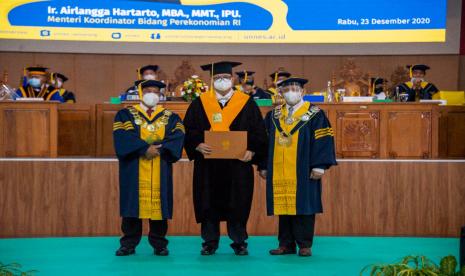 Ketua PB Wushu Indonesia Airlangga Hartarto (tengah) saat menerima Gelar Honoris Causa dari Universitas Negeri Semarang (Unnes), Rabu (23/12).