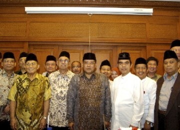 Ketua PBNU KH Said Agil Siradj (tengah) bersama  14 pimpinan ormas Islam se-Indonesia dalam deklarasi Forum Persahabatan Umat Islam. 