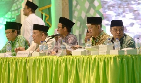 Ketua PBNU Said Aqil Siradj (kanan), dan pimpinan sidang mengikuti sidang pleno III di alun-alun Jombang, Jatim, Rabu (5/8).