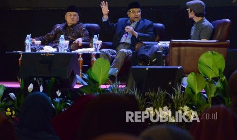 Ketua PBNU Said Aqil Siraj (tengah) dan Ketua PP Muhammadiyah Prof Dadang Kahmad (kiri) hadir pada acara Puncak Milad Pusdai Jabar bertajuk Ngaji Untuk Bangsa, di Aula Pusdai Jabar, Kota Bandung, Selasa (7/1).