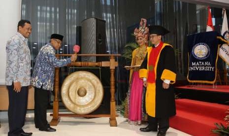 ketua PBNU Said Aqil Siroj memukul gong peresmian lobi baru kampus universitas Matana