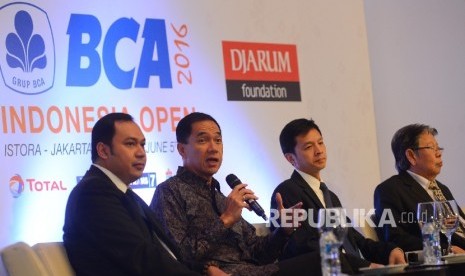 Ketua PBSI Gita Wirjawan (kedua kiri) bersama Direktur Bank BCA Armand W. Hartono (kedua kanan), Perwakilan Djarum Foundation Yan Haryadi (kanan) memberikan keterangan jelang pelaksanaan Kejuaraan BCA Indonesia Open Super Series Premier 2016 di Jakarta, Ra