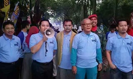 Ketua PD Pemuda Muhammadiyah Zulpikor (tengah), Wali Kota Tangerang Arief Wismansyah (kedua dari kiri), dan Ketua Pelaksana Gebyar AMM Peduli Alpan Habibi (kanan) saat pembukaan Gebyar AMM Peduli, Ahad (1/2)