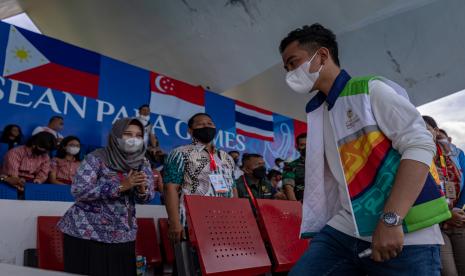 Ketua Pelaksana ASEAN Para Games 2022 Gibran Rakabuming Raka (kanan) berjalan di area tribun penonton arena kolam renang Stadion Jatidiri Semarang, Jawa Tengah, Rabu (3/8/2022). Kunjungan Gibran untuk memastikan kelancaran pelaksanaan para-renang ASEAN Para Games 2022 serta mengikuti upacara penyerahan medali kepada perenang.